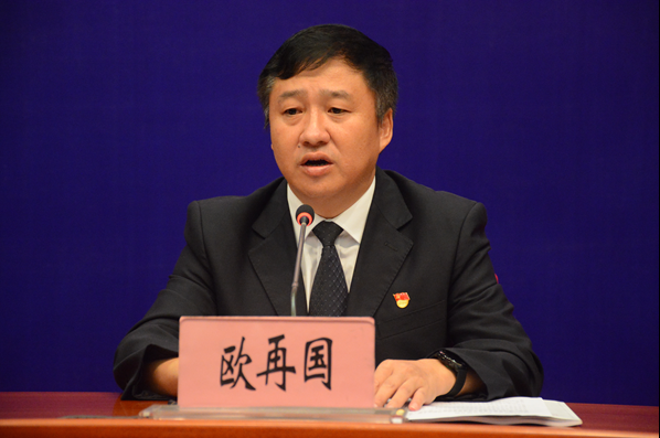 临沧市交通运输局党组书记,局长欧再国回答记者提问