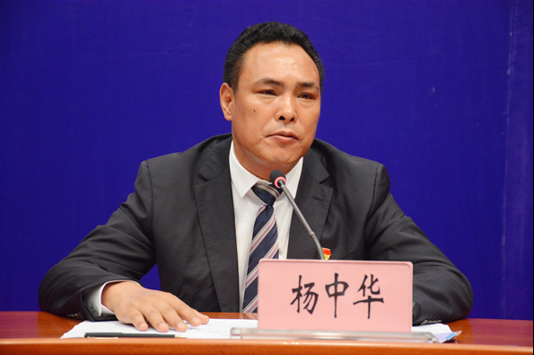 中共曲靖市委常委,曲靖市人民政府常务副市长杨中华回答记者提问